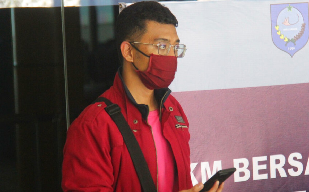 Hombre con covid-19 se disfraza con ropa de su esposa para abordar avión en Indonesia. (Especial)