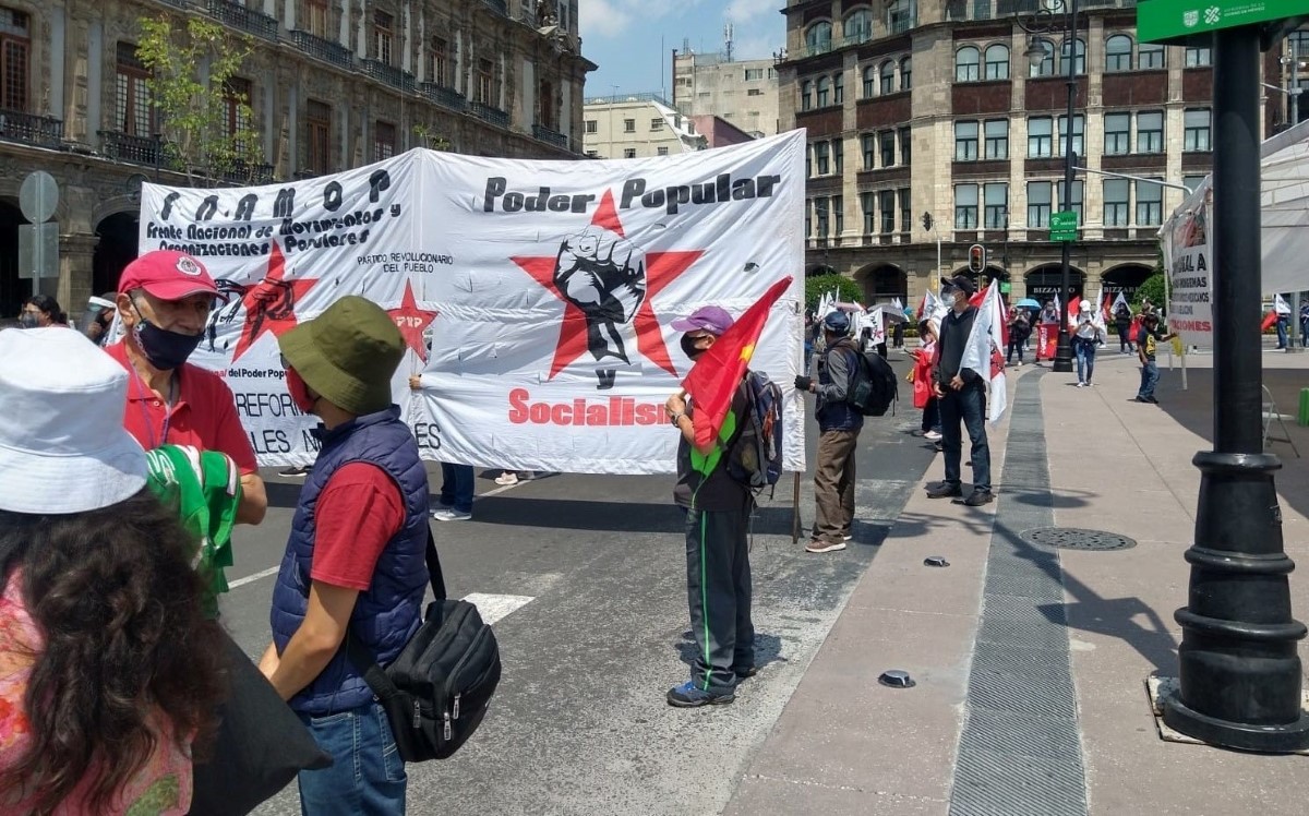 Los manifestantes protestan frente al Antiguo Palacio de Ayuntamiento. | César Velázquez