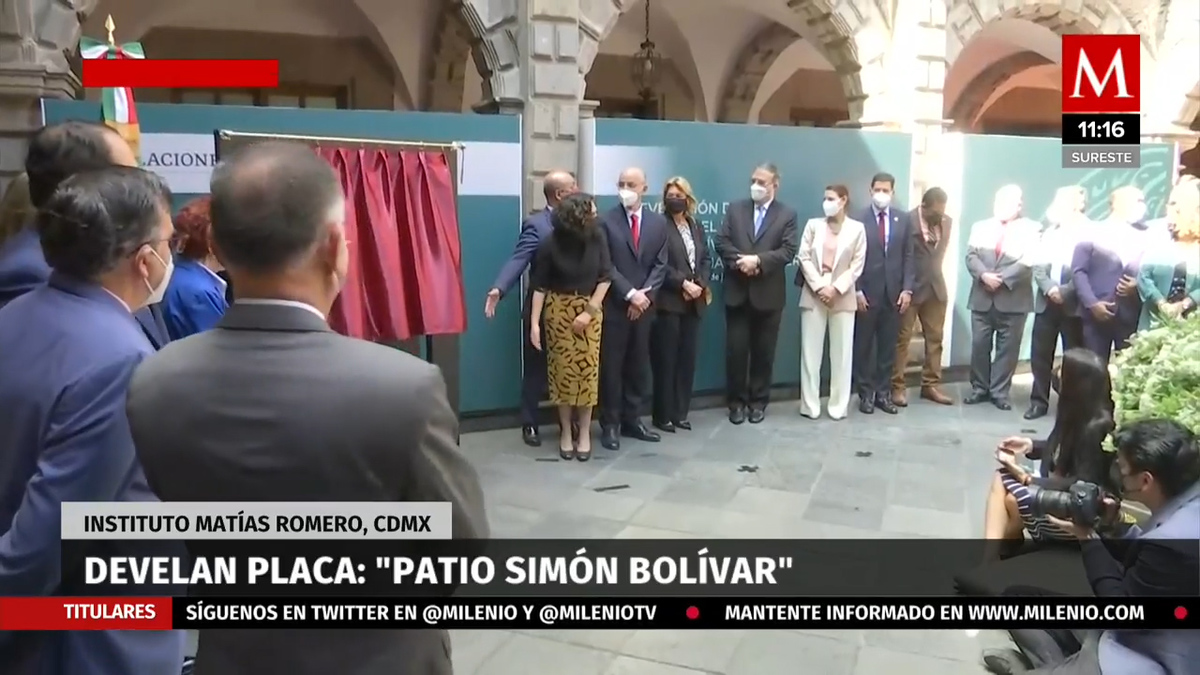 Marcelo Ebrard devela la placa del "Patio Simón Bolívar"
