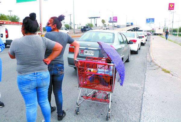 Las mujeres llevaban a una niña en el carrito. LEONEL ROCHA