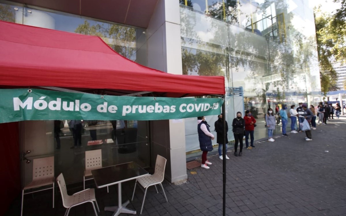 Las personas comenzaron a formarse en los kioscos de pruebas covid desde las 8 de la mañana. | Ariana Pérez