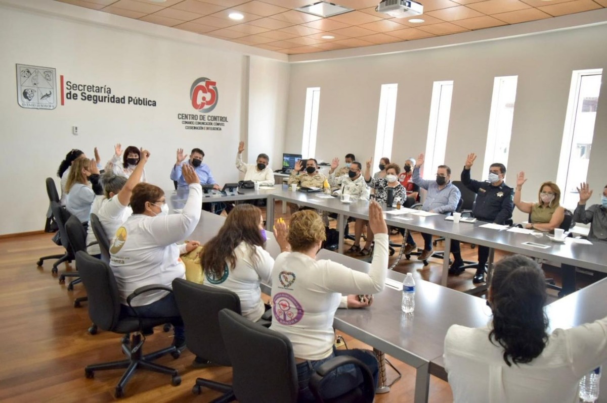Reunión de autoridades del estado y federales con integrantes de colectivos.