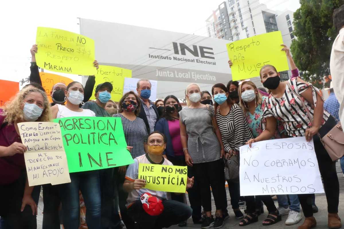 Simpatizantes MC protestan afuera de INE en apoyo a Mariana Rodríguez. Foto: Leonel Rocha.