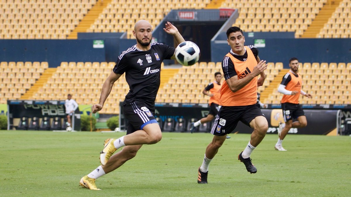 Tigres en interescuadras durante entrenamiento en el Estadio Universitario (Twitter @TigresOficial)