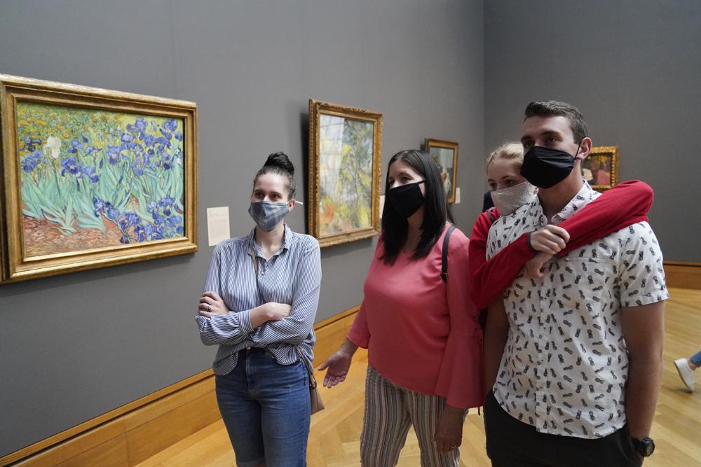 Visitantes en el museo Getty portando mascarillas, Los Ángeles, California. / Fotografía: AP.