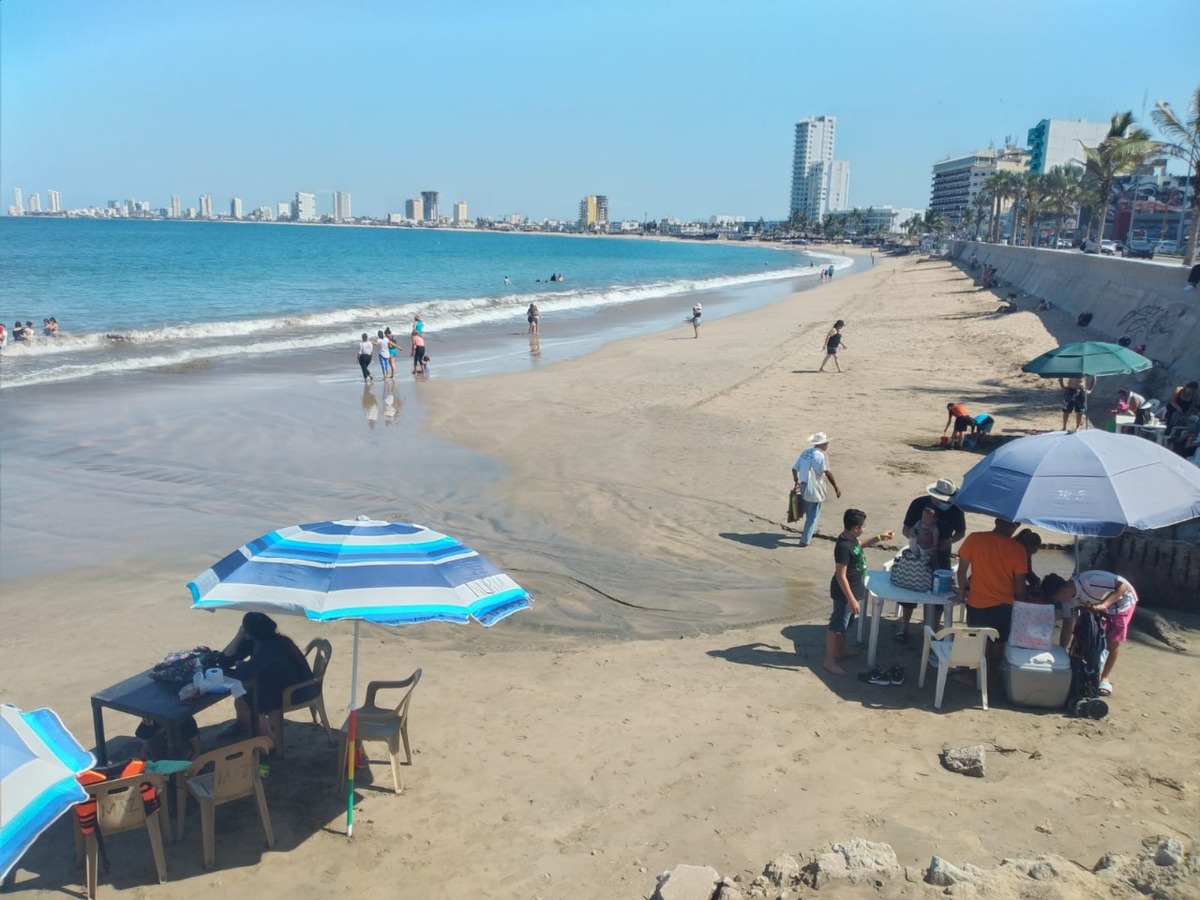 Sigue llegando gente a las playas de Mazatlán. (Adriana Carlos).