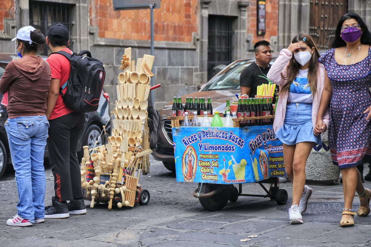 Presencia de ambulantes en el Centro Histórico de Puebla. (Andrés Lobato)