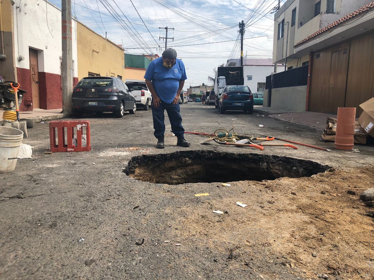 El socavón se encuentra en la calle Miguel Galindo, en Mezquitan Country (Karla Victoria Rodríguez)