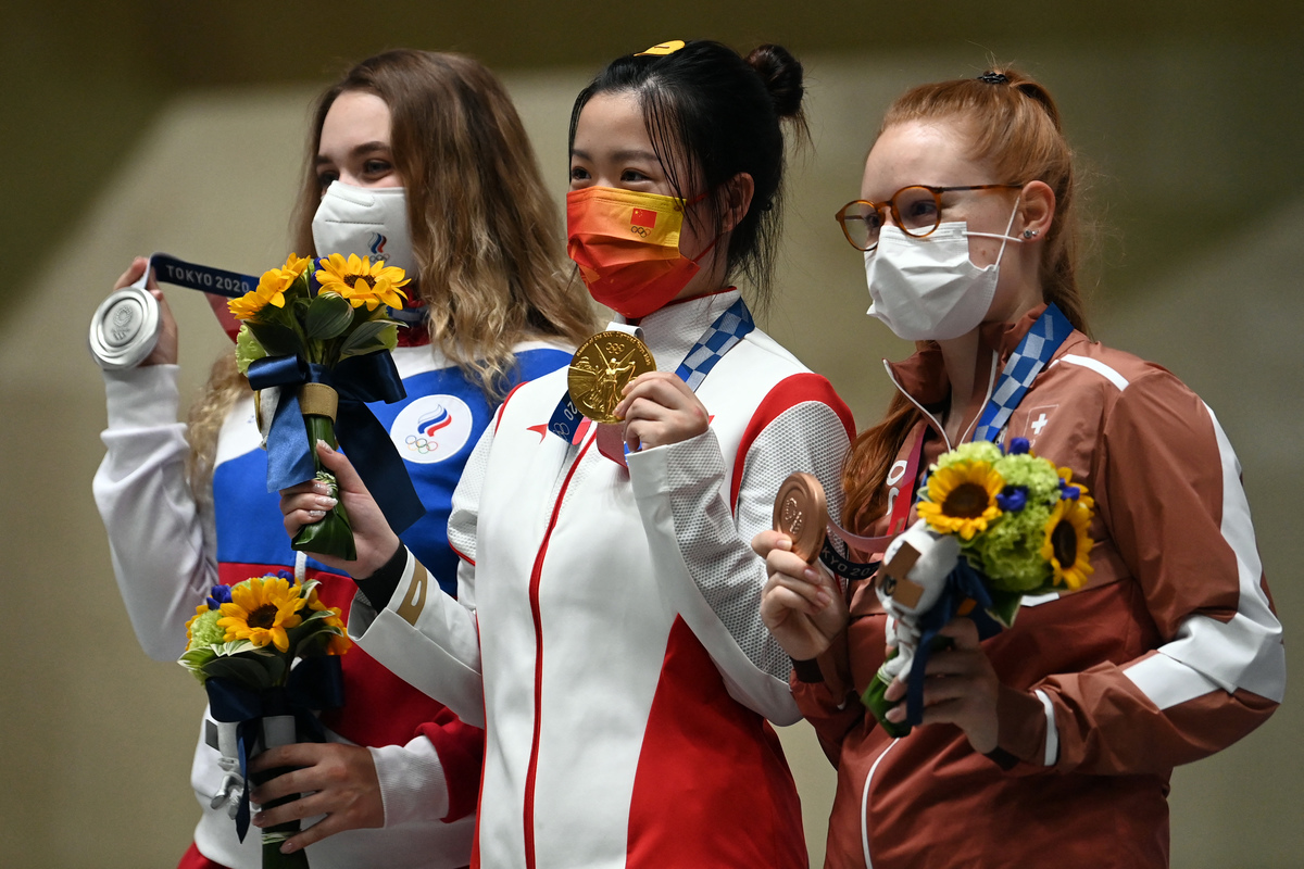 Tiradora china Yang Qian en el podio (AFP)