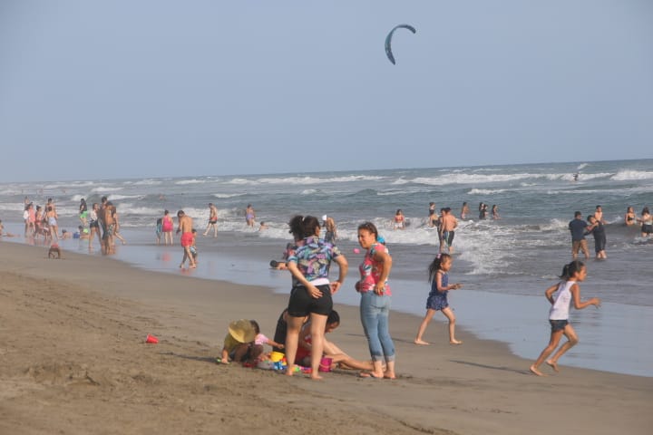 Turistas ignoran el horario especial por covid-19 de cierre de playas en Acapulco. (Javier Trujillo).