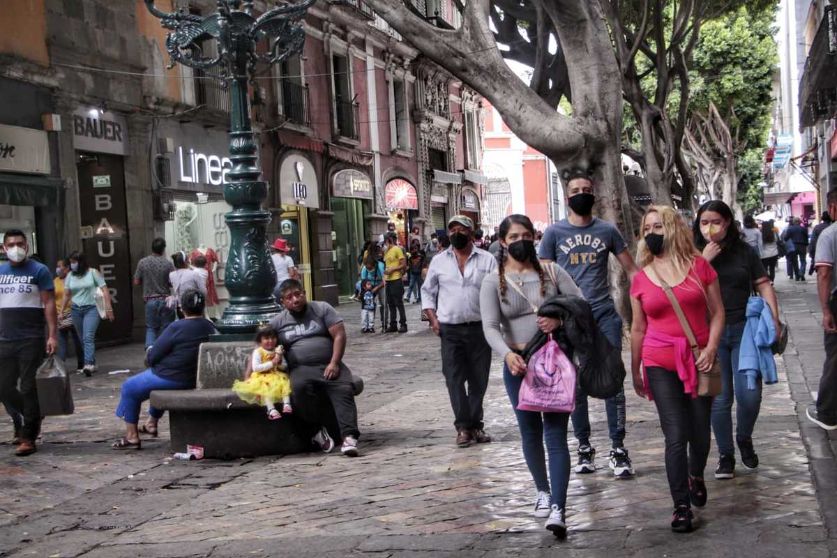 Afluencia de personas en el primer cuadro de la ciudad de Puebla. (Melanie Torres)