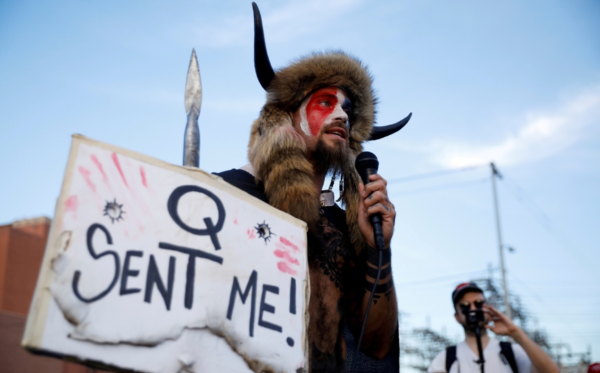 Jacob Chansley aseguró que fue un enviado de QAnon durante los disturbios en el Capitolio. (Reuters)
