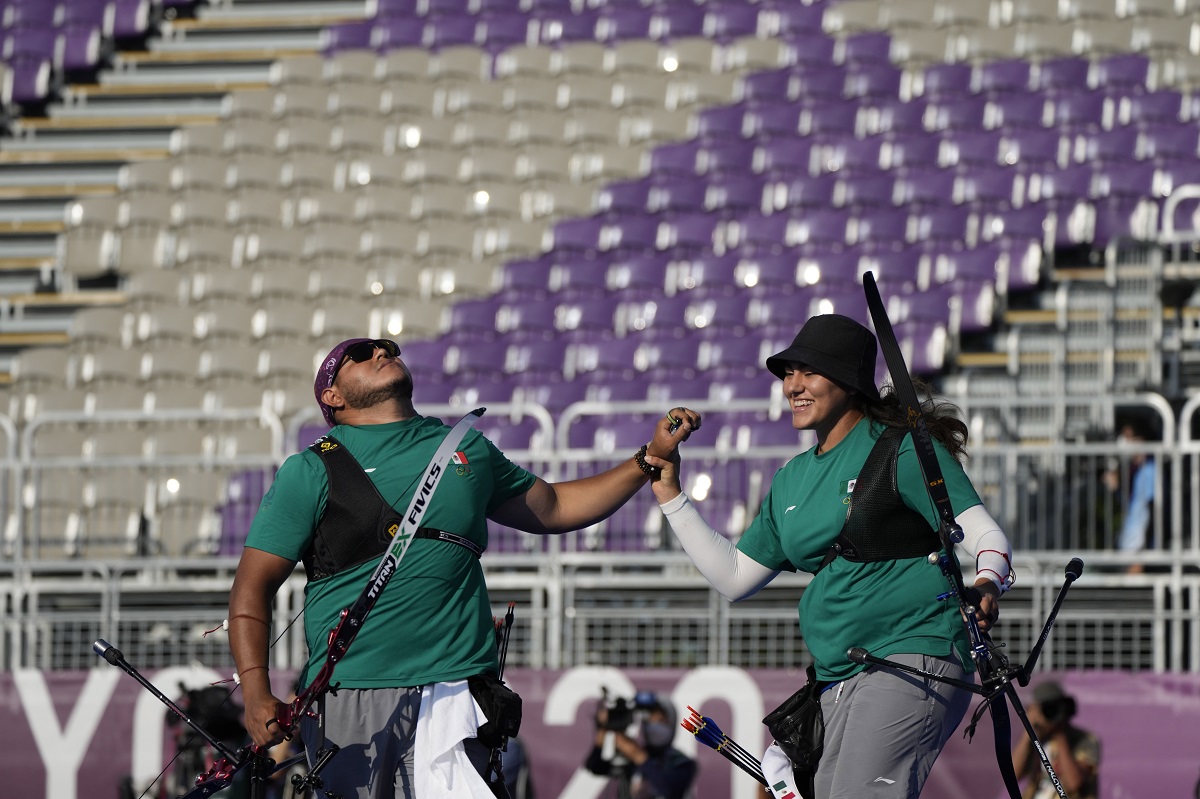 Luis Álvarez y Alejandra Valencia, arqueros mexicanos (AP)