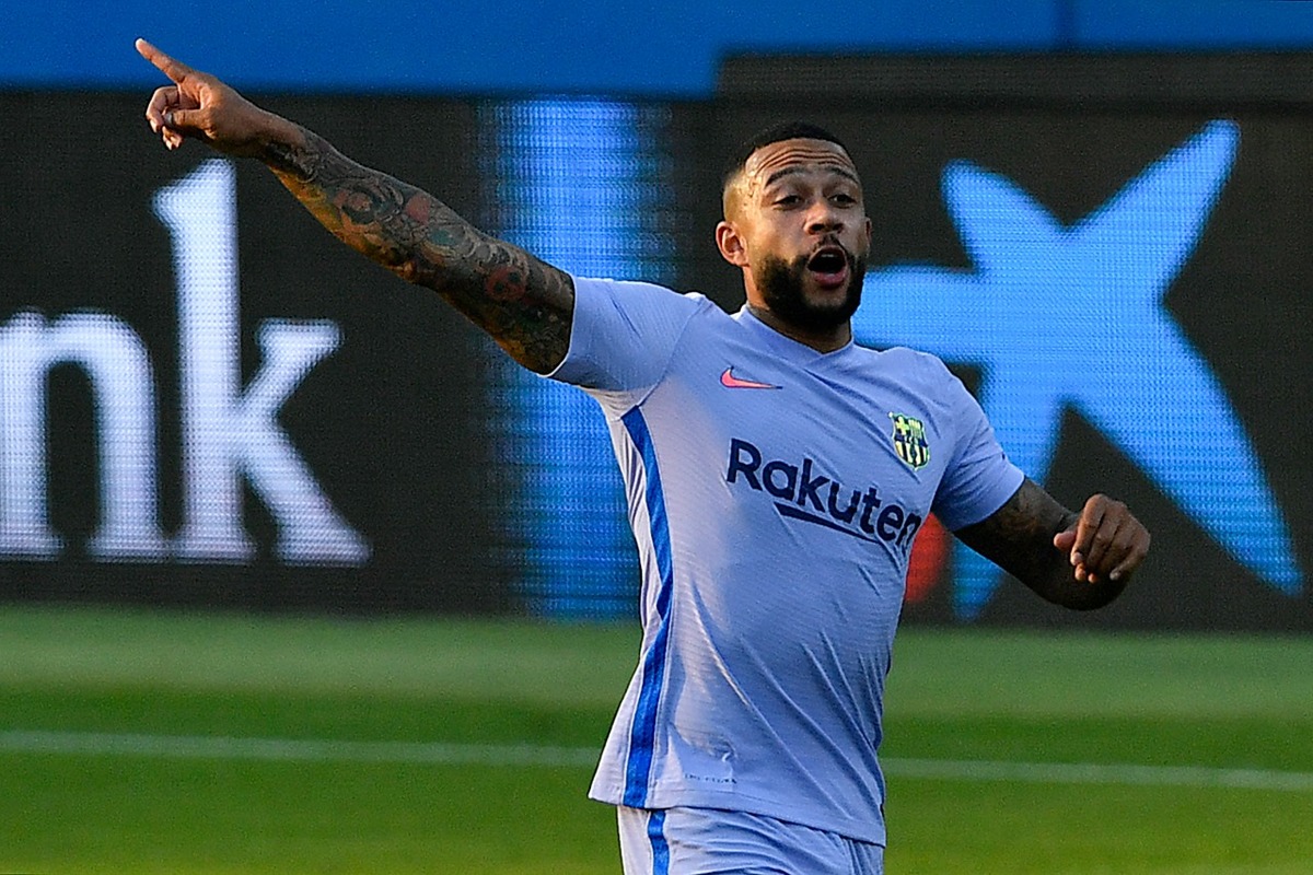Memphis Depay debutó en la victoria del Barcelona (AFP)