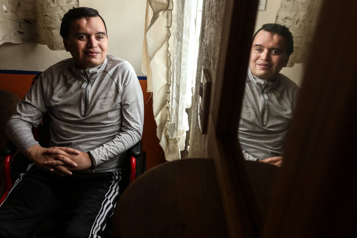 Miguel Ángel se encuentra en silla de ruedas debido a la golpiza que recibió. (Octavio Hoyos)