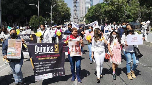 Padres de niños con cáncer marchan para exigir medicamentos