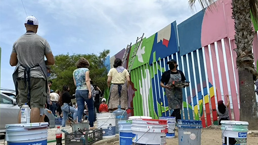 Sociedad ‘embellece’ muro fronterizo en Tijuana