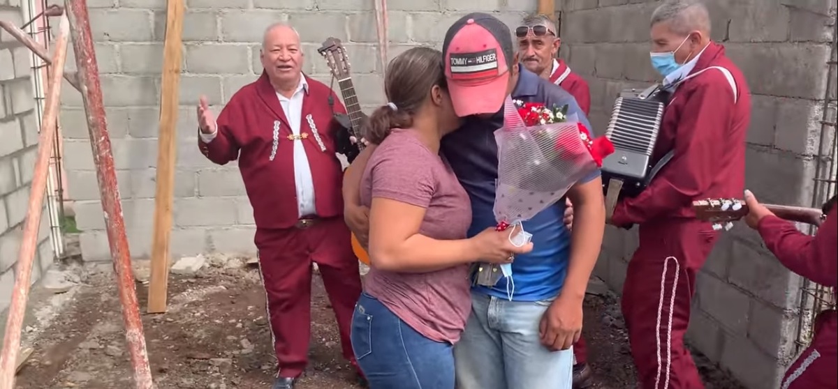El video del albañil se convirtió en viral en rede sociales. (Facebook: Punto Joven)