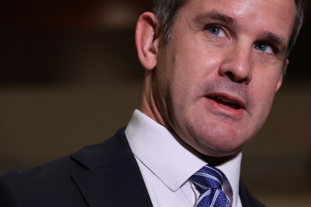 Adam Kinzinger fue uno de los que votó a favor de un juicio político contra Donald Trump. (AFP)