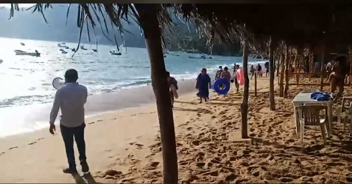 Las autoridades acudieron a las playas con un megáfono para desalojar a los turistas. (Especial)