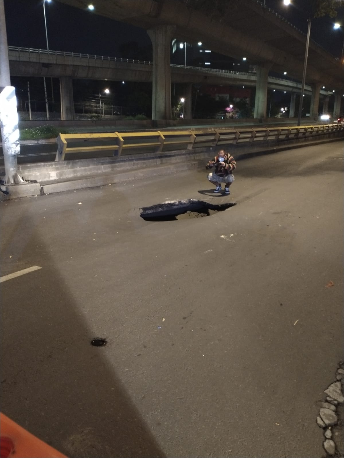 El hoyo se encuentra en dirección norte de la avenida.