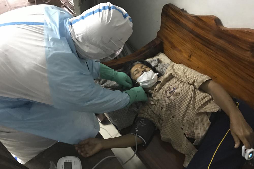 El grupo de voluntarios ayuda a quienes están afectados por el covid | AP