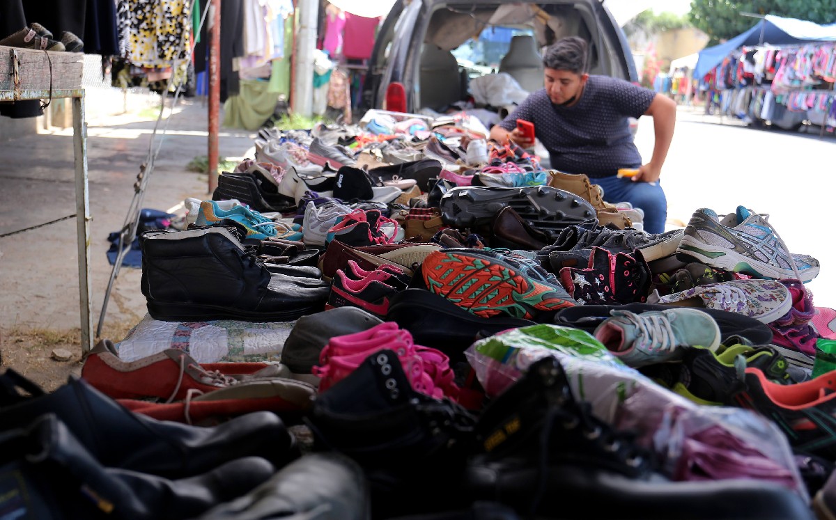 Jorge Luis Lozano Martínez remata calzado en un tianguis en Gómez Palacio. (Rolando Riestra)