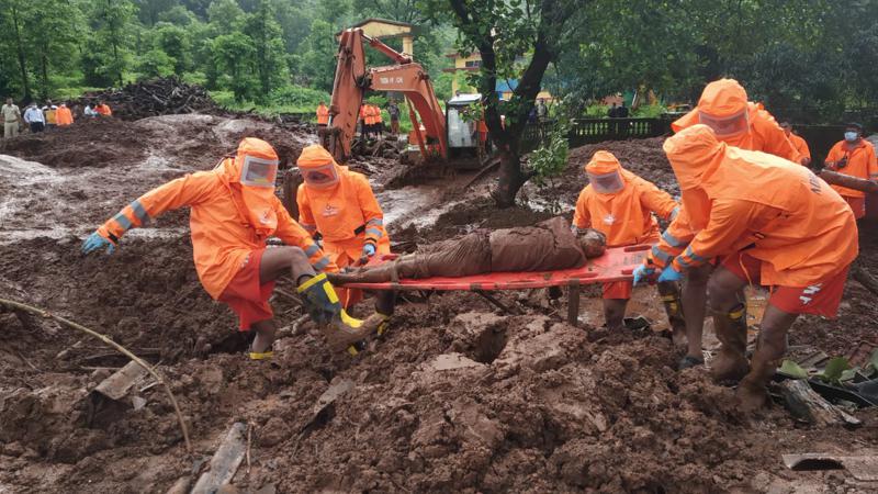 Más de 100 personas murieron en el oeste de India debido a aludes e inundaciones provocados por el monzón. | AP