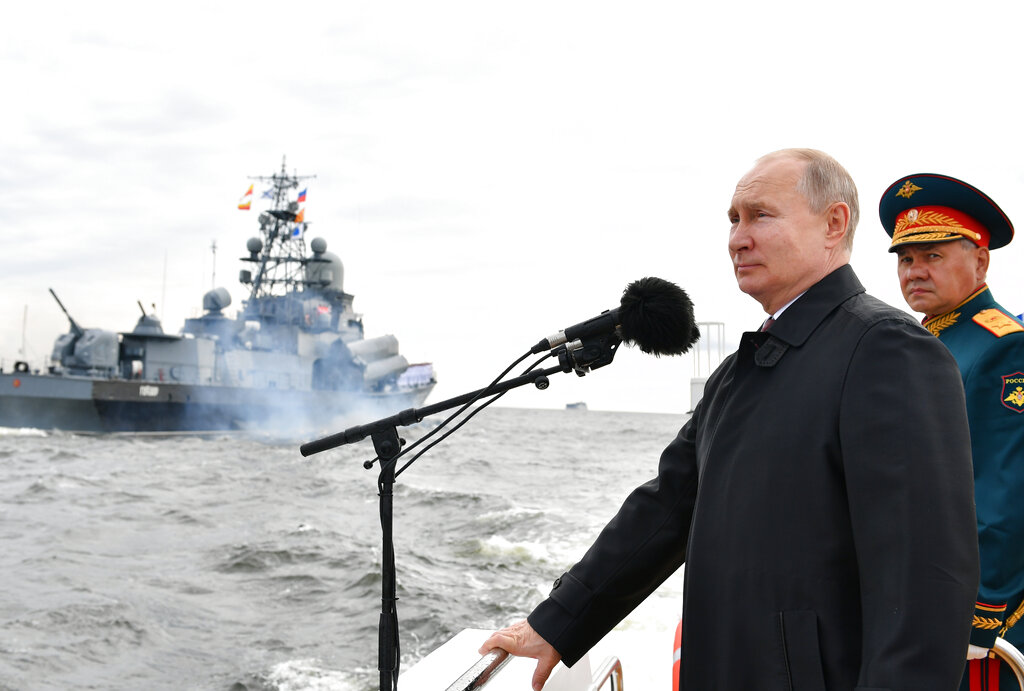 El presidente de Rusia, Vladimir Putin, en el desfile de la Armada de Rusia. (AP)
