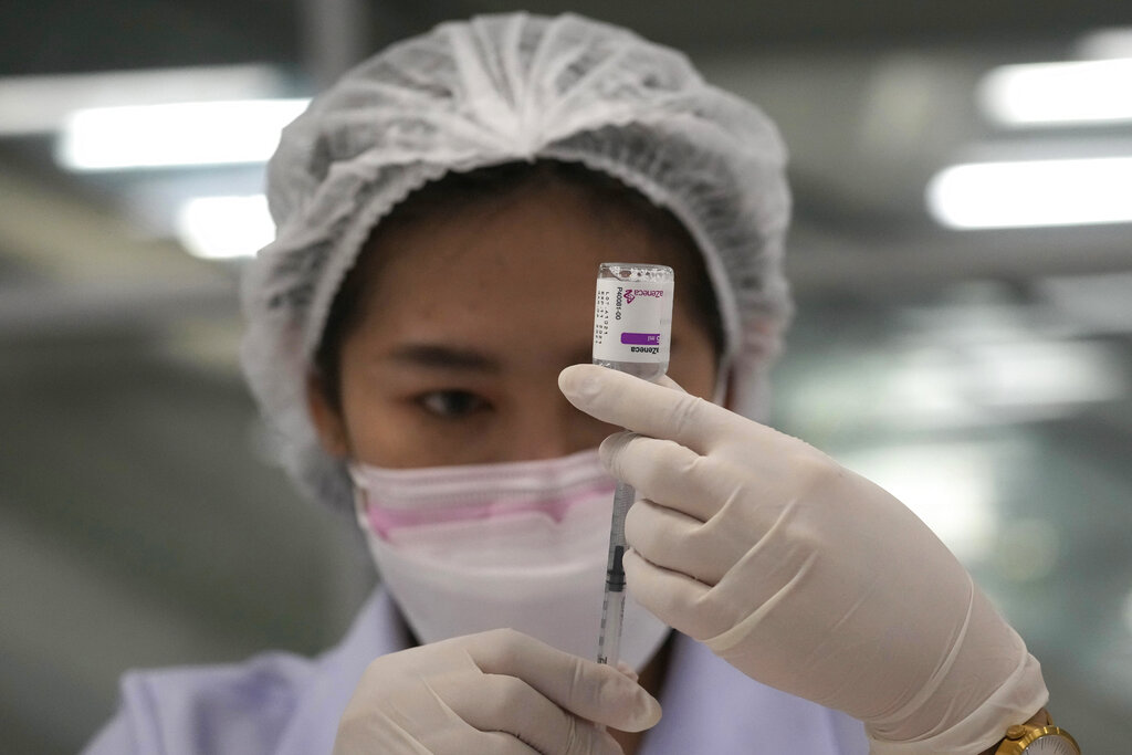 La vacuna de AstraZeneca tiene eficacia contra las variantes Alfa y Delta. (AP)