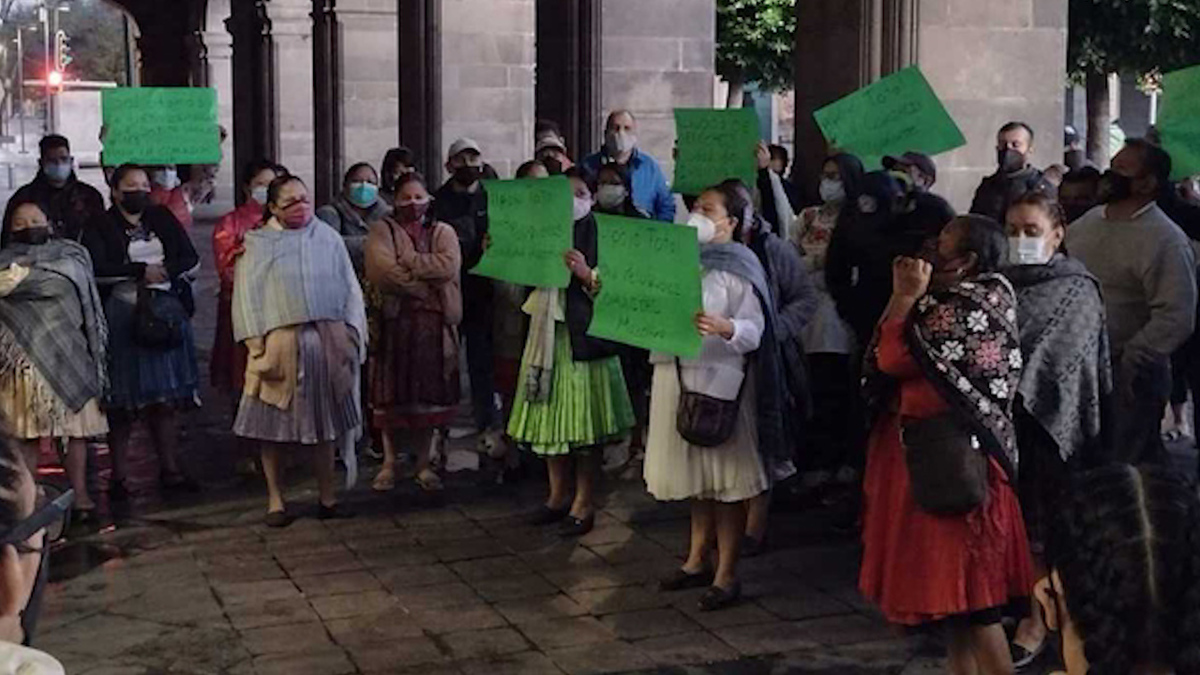 Artesanos indígenas mazahuas protestan en Zócalo de CdMx; exigen espacios para venta