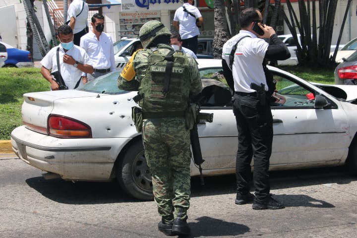 El auto de las víctimas sufrió varios daños, entre ellos los disparos. (Javier Trujillo)