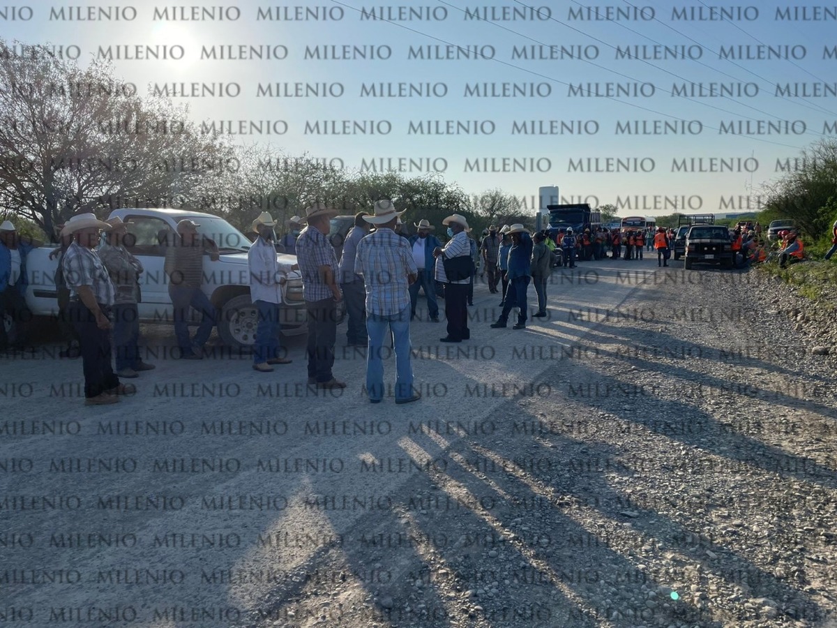 Con camionetas, automóviles, camiones y hasta tractores cerraron el paso a los caminos que dan acceso a la construcción.
