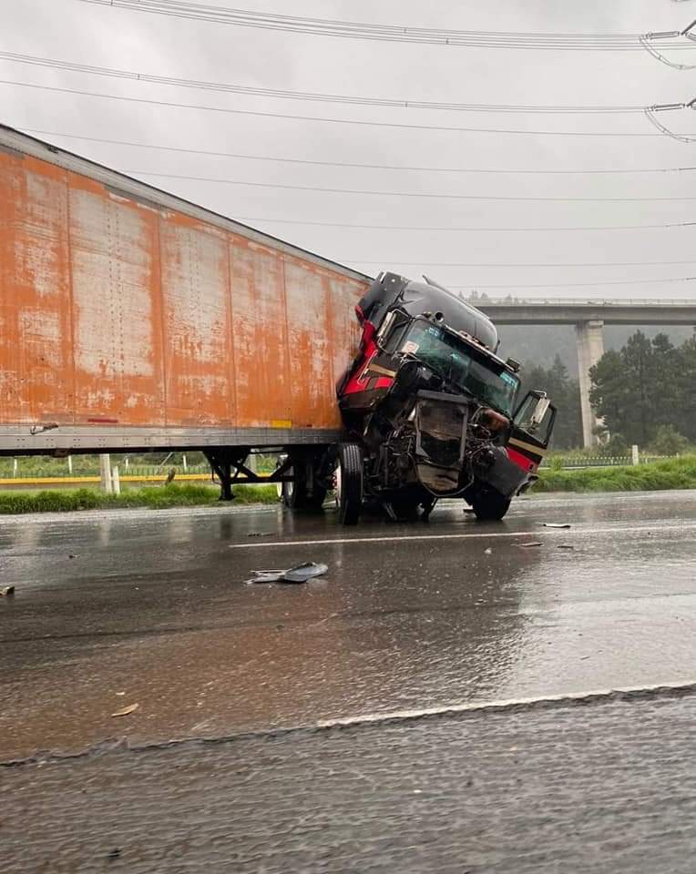 El operador de un tráiler perdió el control al parecer.