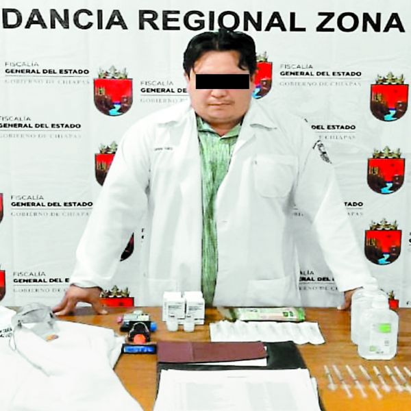 Gerardo “N”, de 40 años, disfrazado de médico. Especial