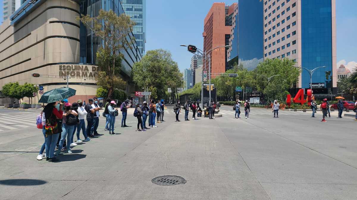 Policías de tránsito implementan un operativo vial.