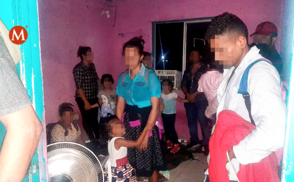 Rescatan a 50 migrantes incluidos 18 niños en Díaz Ordaz.