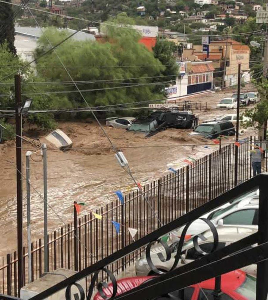 Varios autos han sido arrastrados por las fuertes lluvias. (Tomada de @AlfonsoDurazo)