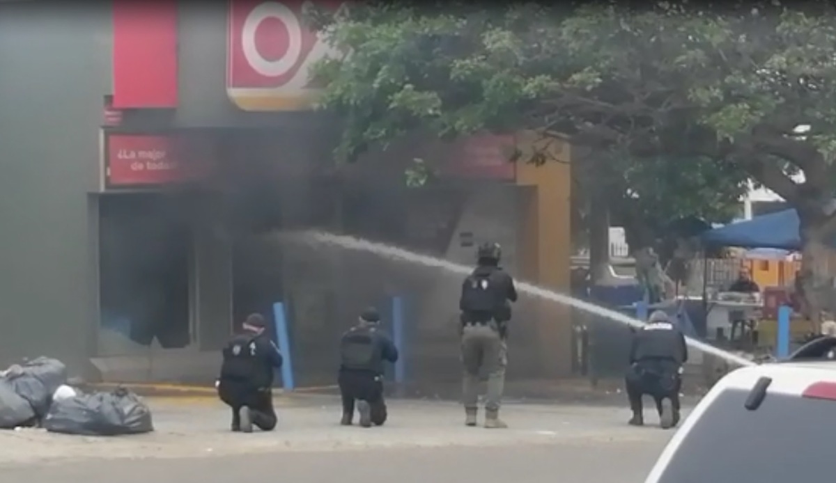 Bomberos trabajaron por varios minutos para sofocar el incendio. (Said Betanzos)