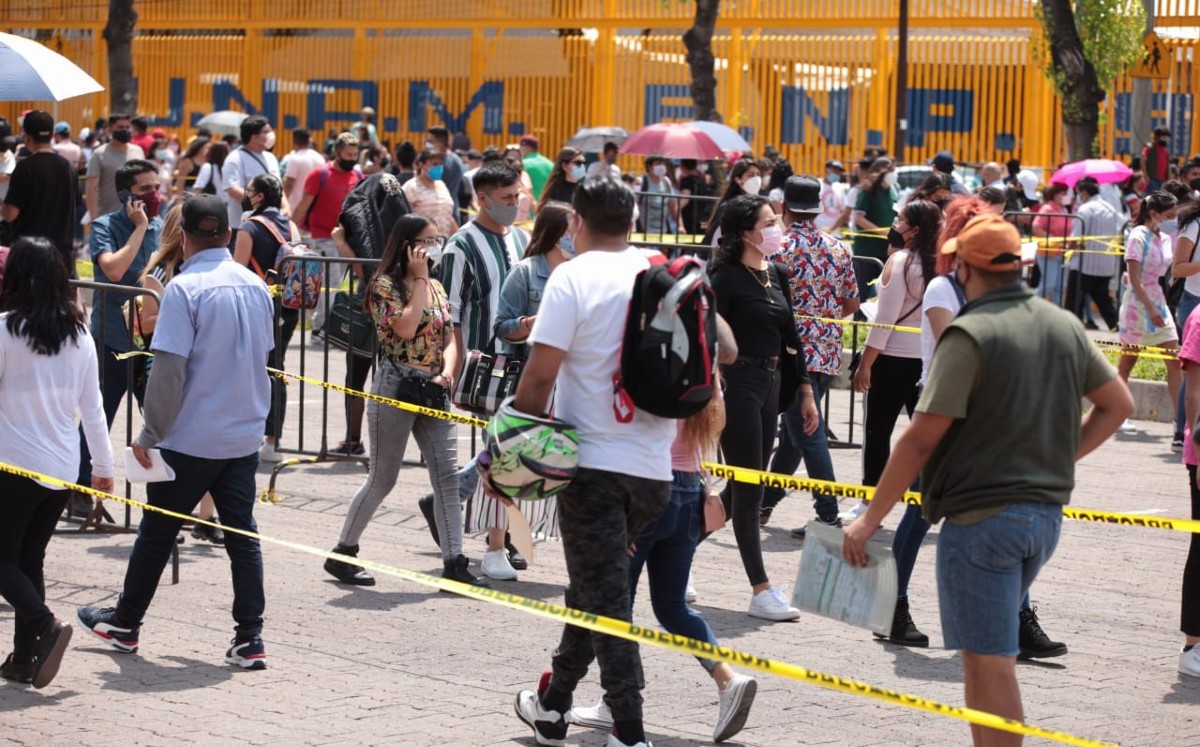 Cientos de jóvenes hacen fila para vacunarse contra covid-19 en la Prepa 9.  | Jesús Quintanar