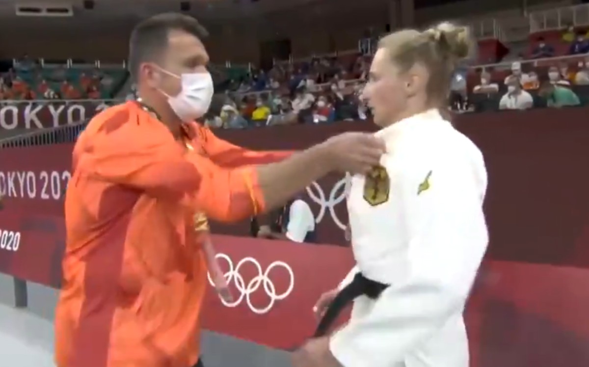 Entrenador causa polémica por golpear a judoca alemana (Especial)