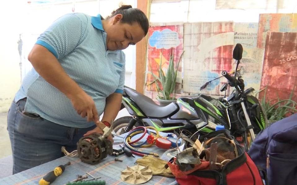 Lizeth sabe de electrodomésticos, plomería y fontanería