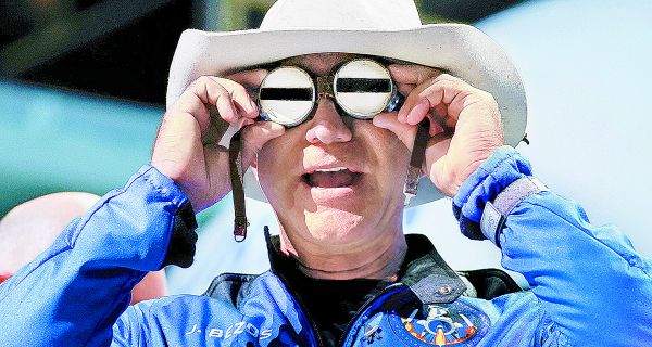 El millonario se probó unos lentes protectores previo a su travesía suborbital. Joe Skipper/Reuters