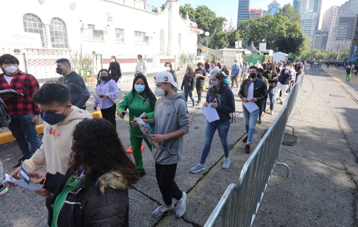 Las personas de 18 a 29 años hacen largas filas para vacunarse contra covid en CdMx. | Javier Ríos