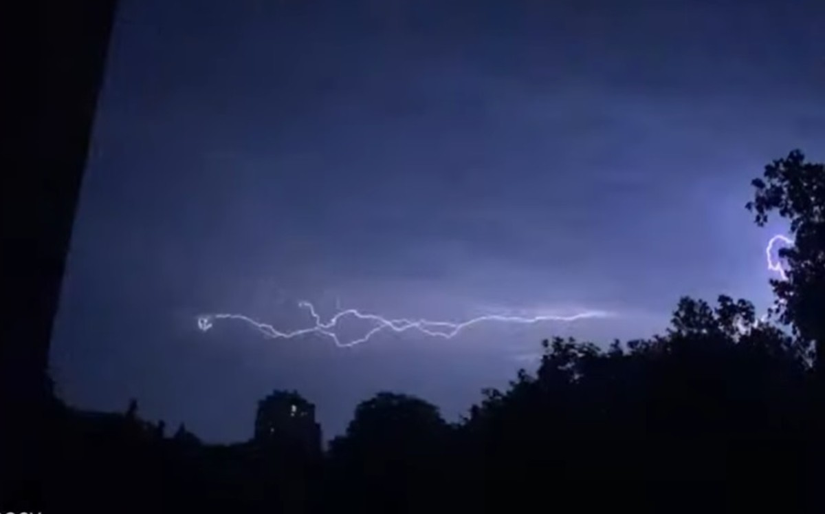 Tormenta eléctrica ilumina el cielo (Captura)