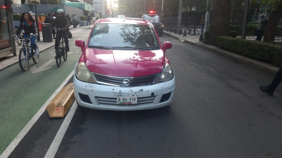Las unidades realizaban base en sitio no autorizado en la lateral de Reforma. | Especial