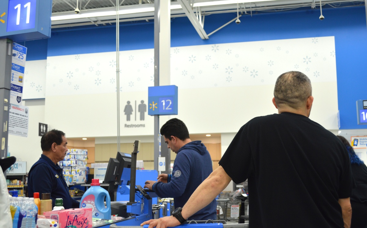 Walmart beneficios y aumentando los salarios mientras luchan por encontrar y retener suficientes trabajadores. Foto: (Shutterstock)