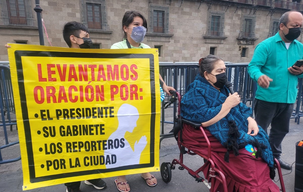 Los cristianos rezaron por el Presidente, su gabinete y los reporteros. | César Velázquez