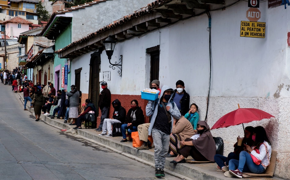 Decenas de personas esperan para recibir programas sociales para la ampliación y mejoramiento de vivienda. (Cuartoscuro)