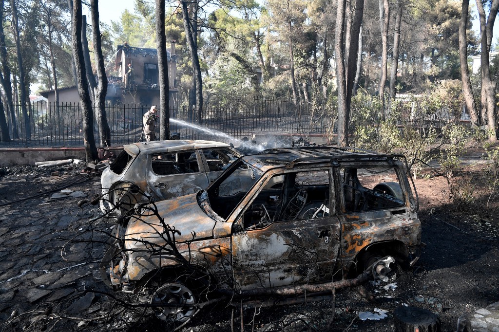 El incendio afecto casas, carros y pastizal en  Grecia. | AFP